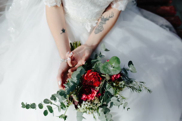 bruid met bruiloft boeket - Foto, afbeelding
