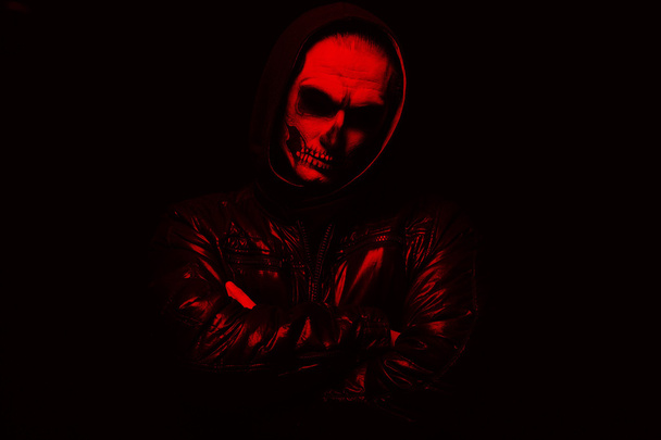 Hombre malvado sobre fondo negro
 - Foto, Imagen