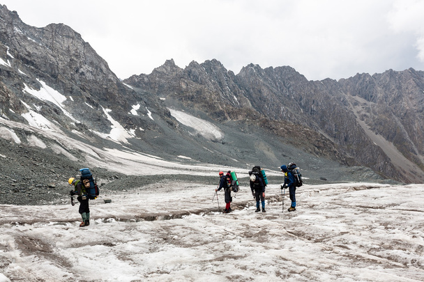 gruppo di escursionisti in montagna. - Foto, immagini