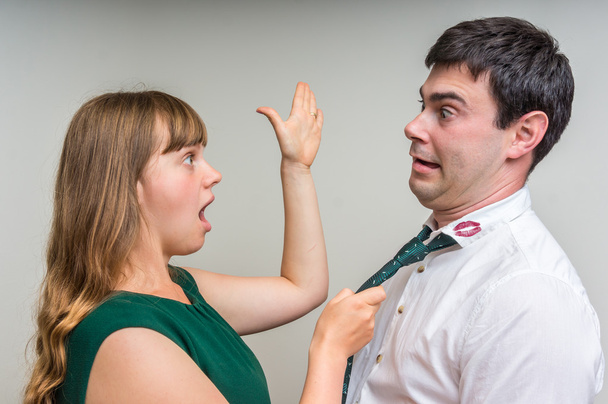 Агрессивная женщина нападает на своего неверного мужа
 - Фото, изображение