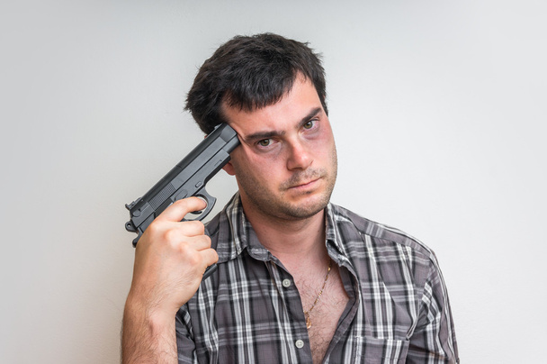 Depresif adam silahla intihar etmeye çalışıyor - Fotoğraf, Görsel