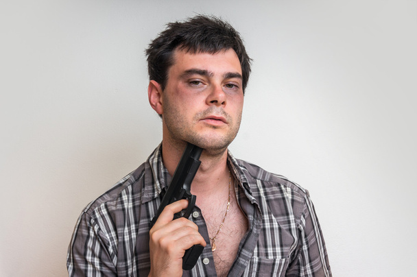 Καταθλιπτική άνθρωπος προσπαθεί να αυτοκτονήσει με ένα πυροβόλο όπλο - Φωτογραφία, εικόνα