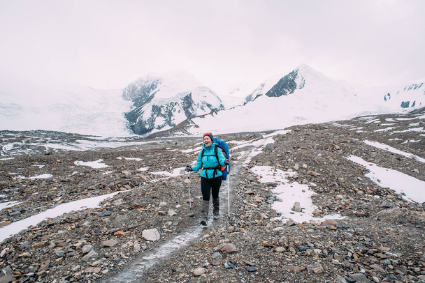 hiker woman in mountains - Φωτογραφία, εικόνα