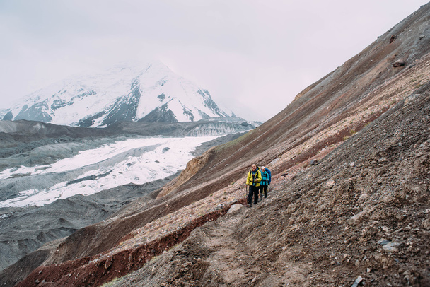 people climbing in mountains - Valokuva, kuva