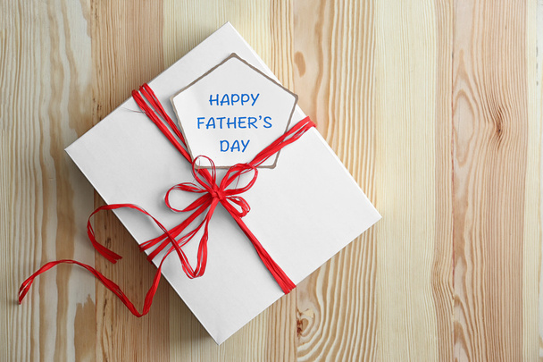 Gift box for fathers day on wooden background - Φωτογραφία, εικόνα