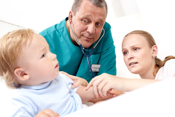 Lekarz słuchać dziecka z stetoskop. - Zdjęcie, obraz
