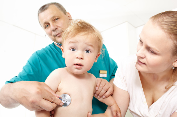 Lekarz słuchać babyboy z stetoskop. - Zdjęcie, obraz