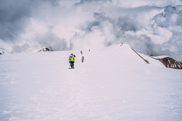 gente escalando en las montañas
 - Foto, Imagen