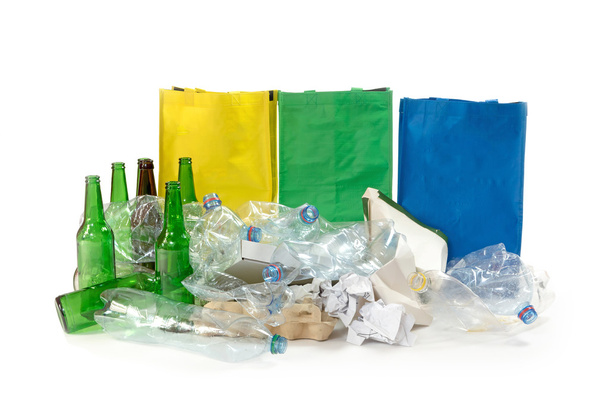 Concepto de reciclaje sobre el fondo blanco
 - Foto, imagen
