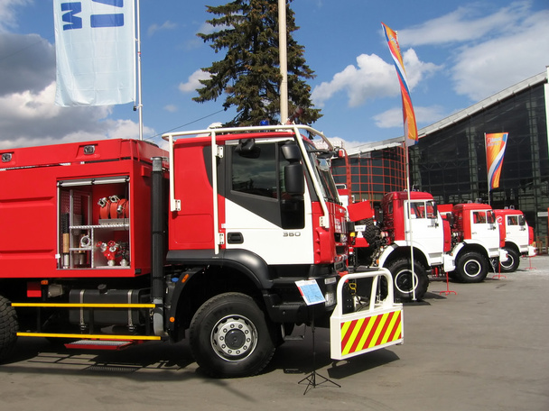 Linha de caminhões de bombeiros
 - Foto, Imagem