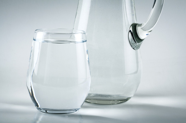 jarro e vidro sobre fundo branco - Foto, Imagem