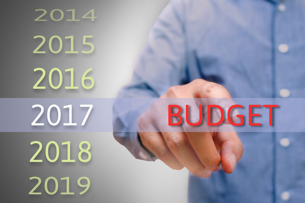 bussinessman ręka wskazuje tekst budżetu na rok 2017. koncepcja celów - Zdjęcie, obraz