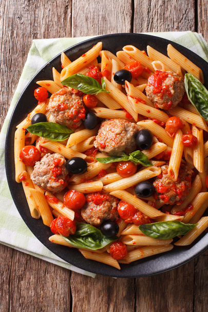 Cuisine italienne : Pâtes aux boulettes de viande, olives et sauce tomate clos
 - Photo, image