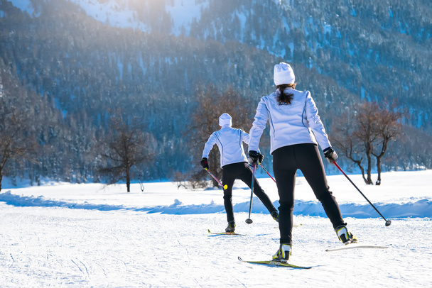 Casal homem e mulher esquiadores cross-country com técnica de patinação
 - Foto, Imagem