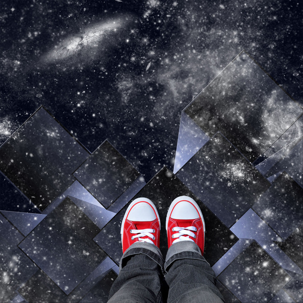 witte kubussen in de ruimte met rode schoenen - Foto, afbeelding