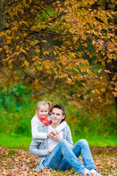 boldog családi szórakozás a szép őszi napon - Fotó, kép