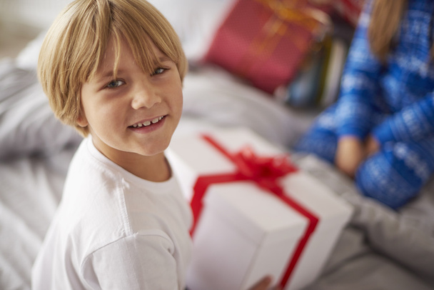 Szőke fiú nagy karácsonyi ajándék - Fotó, kép