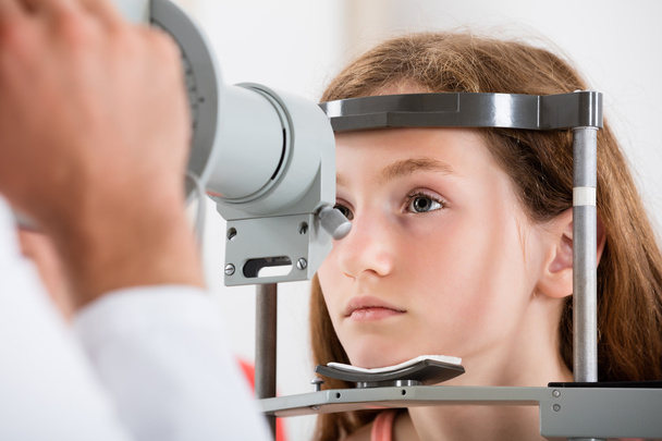 An Optometrist Doing Vision Testing Of Girl - Φωτογραφία, εικόνα