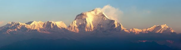 Утренний панорамный вид на гору Дхаулагири
 - Фото, изображение