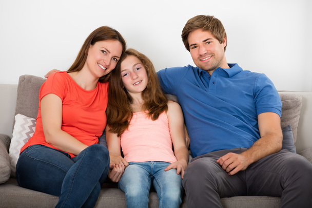 Família sentada no sofá - Foto, Imagem