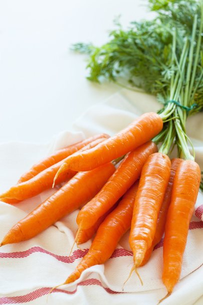 сырой морковный овощ на полотенце
 - Фото, изображение