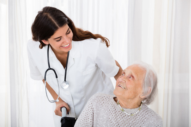 Female Doctor Helping Senior Patient - Foto, immagini