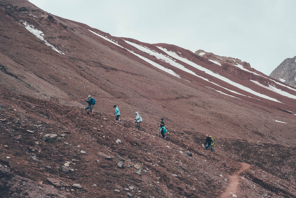 people climbing in mountains - Valokuva, kuva