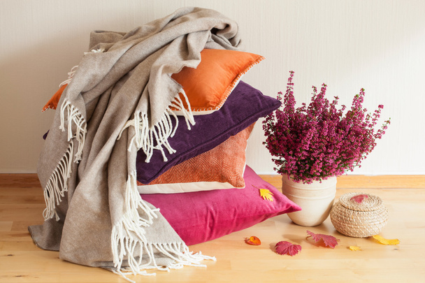 πολύχρωμα μαξιλάρια ρίξει άνετο σπίτι φθινοπωρινή διάθεση λουλούδι φύλλα - Φωτογραφία, εικόνα