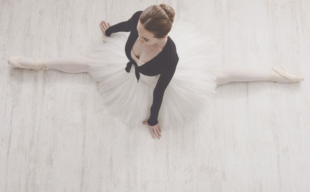 Bailarina de ballet clásica en retrato dividido, vista superior
 - Foto, Imagen