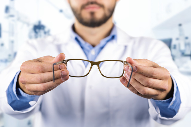 concetto di cura della vista - ottico dando nuovi occhiali ottici
 - Foto, immagini