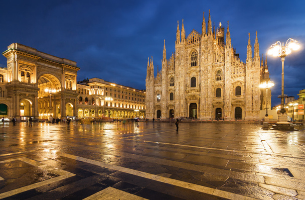 Twilight view of Cathedral, Vittorio Emanuele II Galleria ja piazza del Duomo Milanossa, Lombardian alueella, Italiassa
. - Valokuva, kuva