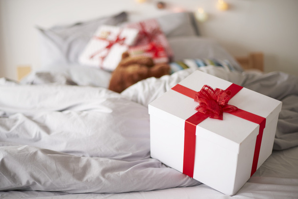 Caixas de Natal na cama
  - Foto, Imagem