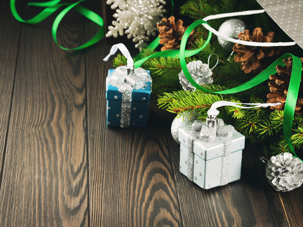 Köknar ağacı dalları Noel baubles ile - Fotoğraf, Görsel