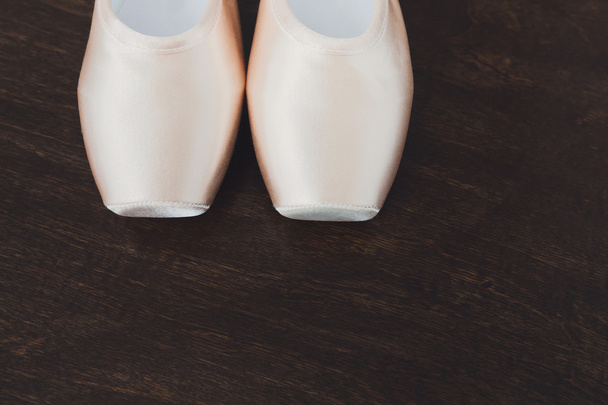 Rosa scarpe da punta balletto primo piano su sfondo di legno scuro
 - Foto, immagini
