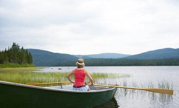 Canot féminin sur le lac Noel
 - Photo, image