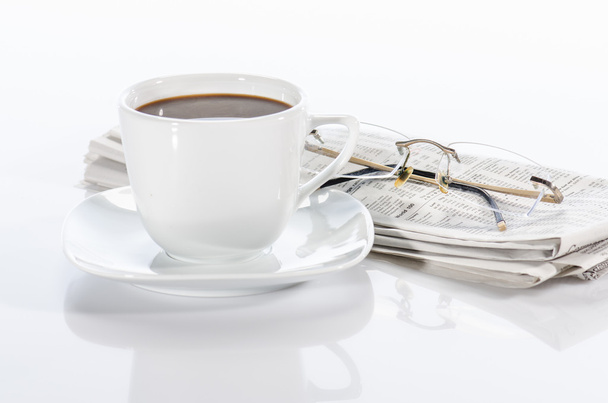 kopje koffie, de krant en de glazen - Foto, afbeelding