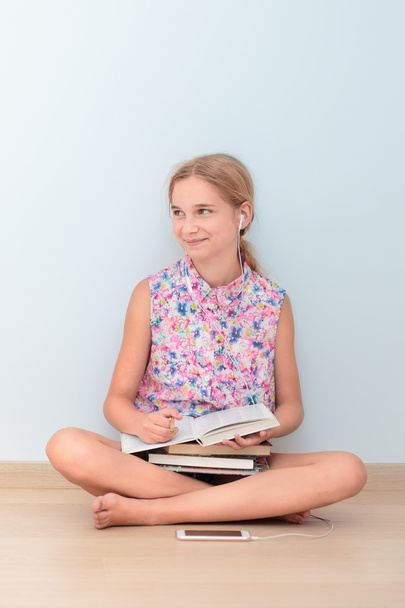 Schoolgirl reading a book in classroom - Foto, Imagem