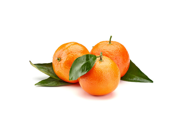 Mandarinas sobre fondo blanco
 - Foto, imagen