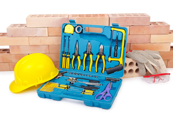 Concepto de construcción con casco y kit de herramientas
 - Foto, imagen
