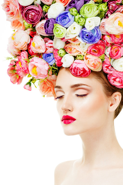 Beautiful woman with flowers in her hair - Foto, Imagen