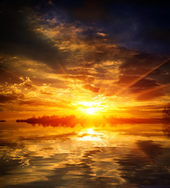 красивий червоний захід сонця над озерною водою
 - Фото, зображення