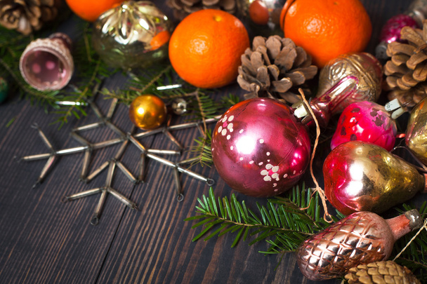 Винтажные рождественские украшения, ветви елки и другие украшения
 - Фото, изображение