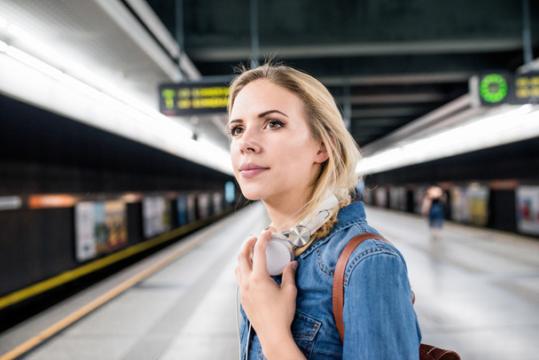 young woman at underground platform  - Zdjęcie, obraz