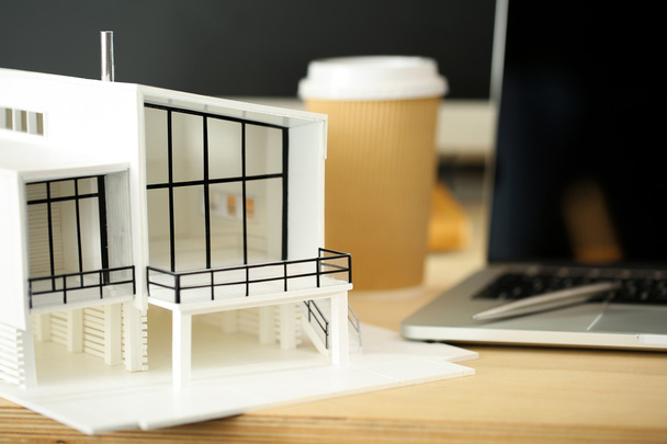 Пустой рабочий стол архитектора с моделью дома
 - Фото, изображение