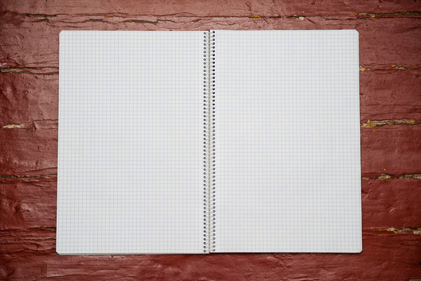 Mock Up apre il notebook in una gabbia su una molla, formato di fogli bianchi
 - Foto, immagini