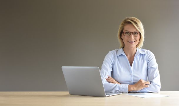 businesswoman using laptop - Фото, изображение