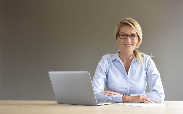 businesswoman using laptop - Φωτογραφία, εικόνα