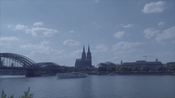 Time lapse Rhine River/ Cologne Cathedral in 4K and S-Log3. Boats pass by. Koelner Dom. Long shot. - Footage, Video