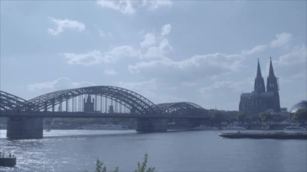 Köln Katedrali tarafından geçen ve Hohenzollern Köprüsü altından geçen zaman atlamalı tekne / Ren Nehri 4k ve S-Log3. Koelner Dom. Uzun atış. - Video, Çekim