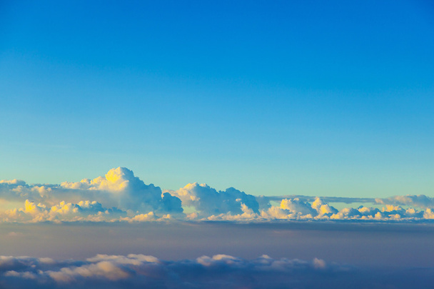 Weiße Wolkenlandschaft am Himmel - Foto, Bild